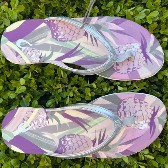 NWT OluKai - HO'OPIO HAU - Size 9 - Silver & Floral - Sandals - Flip Flops - Picture 6 of 7